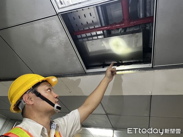 ▲立委鍾佳濱服務處與台鐵南區營運處共同會勘盤點屏東火車站漏水位置。（圖／鍾佳濱服務處提供）