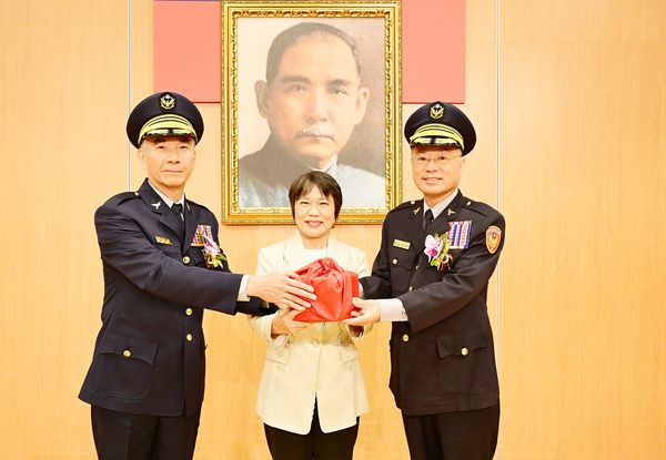 ▲中央警大校長黃明昭碩士論文遭爆料涉嫌抄襲，圖為就職當天由內政部長劉世芳監交就職典禮。（資料照／中央警大提供）