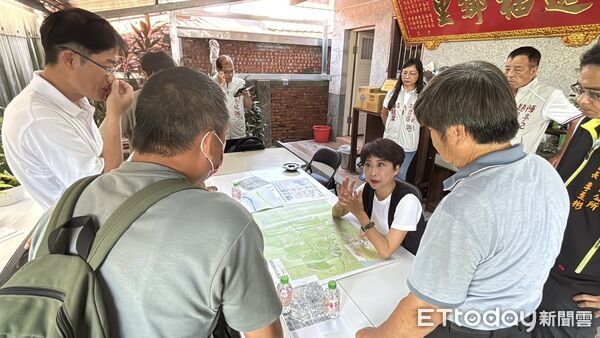 ▲立委陳亭妃6日召集水利局與地方議員於菁寮召開會議，攤開排水分佈圖討論水患解決方案。（記者林東良翻攝，下同）