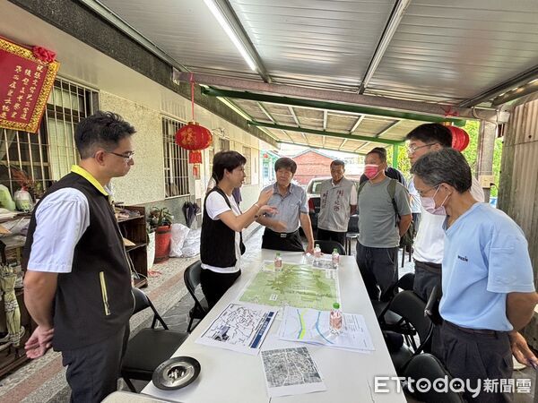▲立委陳亭妃6日召集水利局與地方議員於菁寮召開會議，攤開排水分佈圖討論水患解決方案。（記者林東良翻攝，下同）