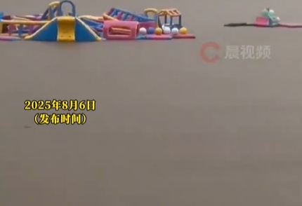▲▼廣東清遠水上樂園被洪水沖走。（圖／翻攝自微博）