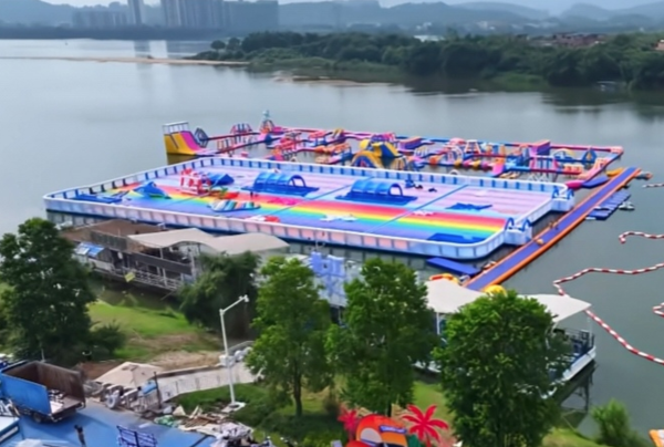 ▲▼廣東清遠水上樂園被洪水沖走。（圖／翻攝自微博）