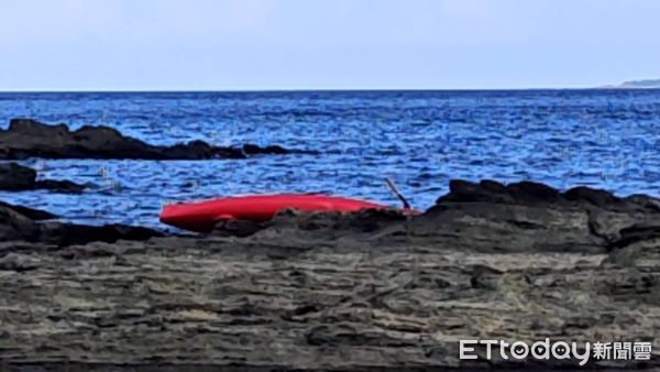 ▲新北澳仔漁港獨木舟遭浪打翻 1人落海失蹤搜救中。（圖／記者郭世賢翻攝）