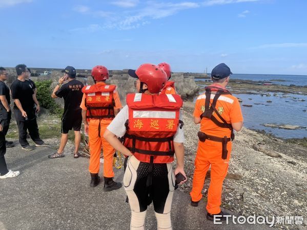▲新北澳仔漁港獨木舟遭浪打翻 1人落海失蹤搜救中。（圖／記者郭世賢翻攝）