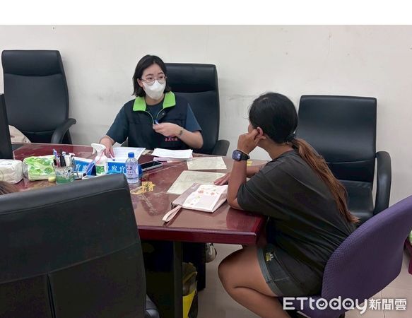 ▲▼  犯罪被害人保護協會臺灣嘉義分會專員，與死者之弟媳蘇小姐） 。（圖／嘉義地檢署提供）