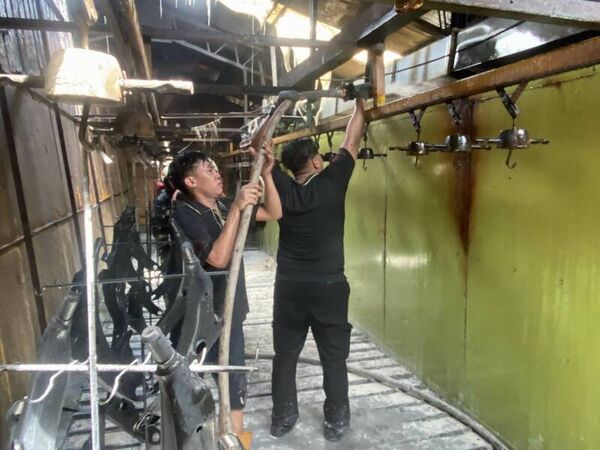 ▲彰化花壇一間五金噴漆工廠火警8人輕微嗆傷送醫。（圖／記者唐詠絮翻攝）