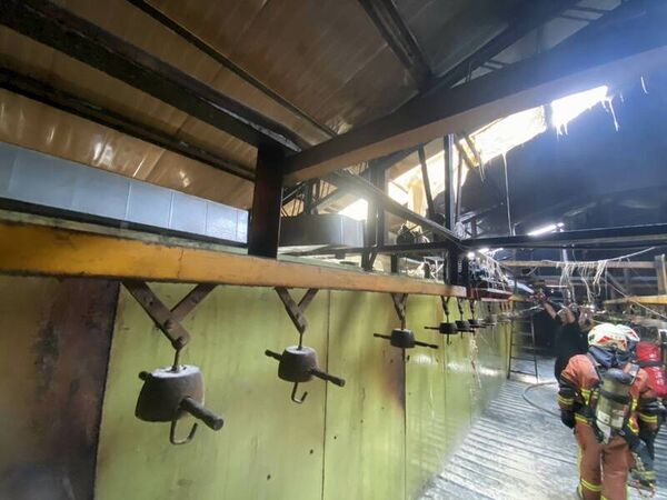 ▲彰化花壇一間五金噴漆工廠火警8人輕微嗆傷送醫。（圖／記者唐詠絮翻攝）