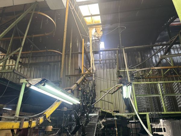 ▲彰化花壇一間五金噴漆工廠火警8人輕微嗆傷送醫。（圖／記者唐詠絮翻攝）