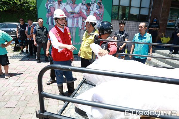 ▲▼豪雨重創！山區生活物資短缺　陳其邁「親送15頭豬」進部落。（圖／記者賴文萱翻攝）