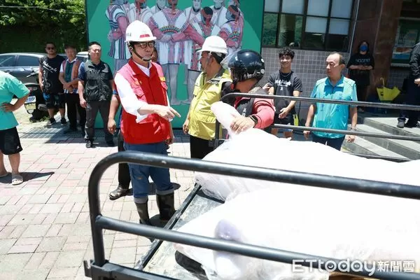▲▼豪雨重創！山區生活物資短缺　陳其邁「親送15頭豬」進部落。（圖／記者賴文萱翻攝）