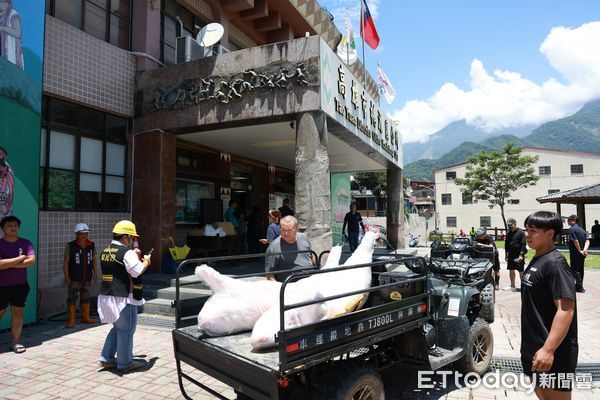 ▲▼豪雨重創！山區生活物資短缺　陳其邁「親送15頭豬」進部落。（圖／記者賴文萱翻攝）