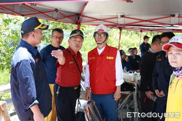 ▲▼豪雨重創！山區生活物資短缺　陳其邁「親送15頭豬」進部落。（圖／記者賴文萱翻攝）