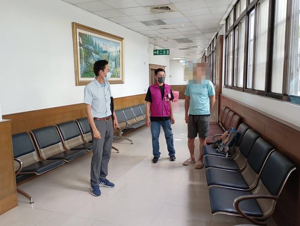 ▲▼廖姓男子（右）賣手機保護殼等3C周邊商品，積欠補稅與罰鍰共380多萬元，想月付1萬元慢慢還，被聲請管收獲准。（圖／行政執行署新北分署提供）