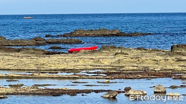 ▲新北澳仔漁港獨木舟遭浪打翻 1人落海失蹤搜救中。（圖／記者郭世賢翻攝）