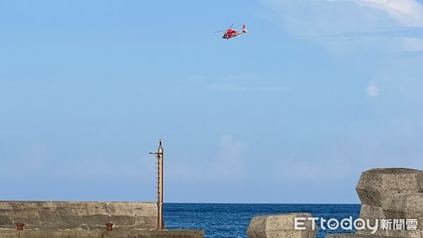 ▲新北澳仔漁港獨木舟遭浪打翻 1人落海失蹤搜救中。（圖／記者郭世賢翻攝）