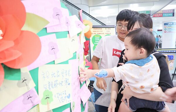 ▲部立桃園醫院今天在一樓大廳舉辦「爸愛說出口」父親節活動，醫護人員在留言牆寫下對父親的祝福。（圖／部桃醫院提供）