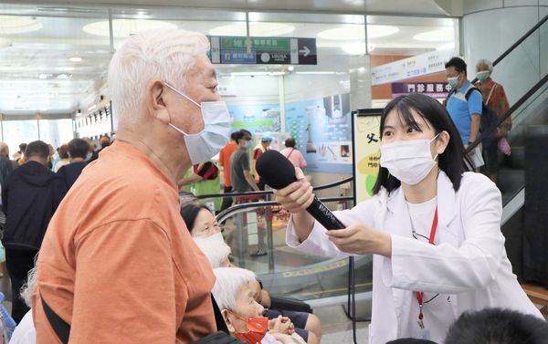▲部立桃園醫院今天在一樓大廳舉辦「爸愛說出口」父親節活動，醫護人員舉辦有獎徵答活動，讓長者搶答。（圖／部桃醫院提供）