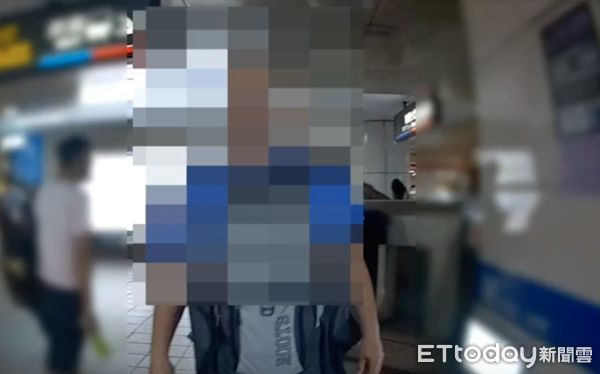 ▲▼女子搭捷運被偷拍，正義哥當場攔阻，並將2人送往派出所。（圖／記者邱中岳翻攝）