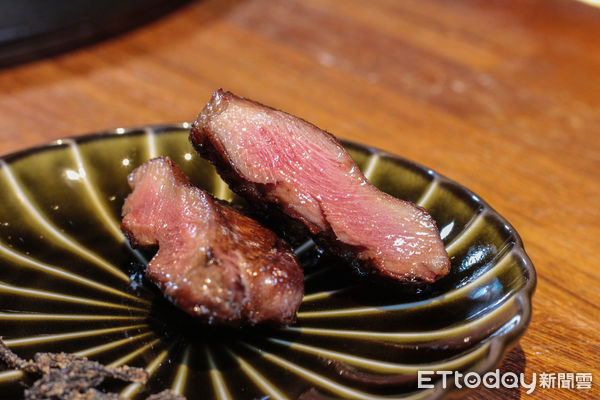 ▲厚切牛舌、牛筋炒飯招牌必吃　牛B燒肉8/15推新菜單「加送和牛菲力」 。（圖／記者黃士原攝）