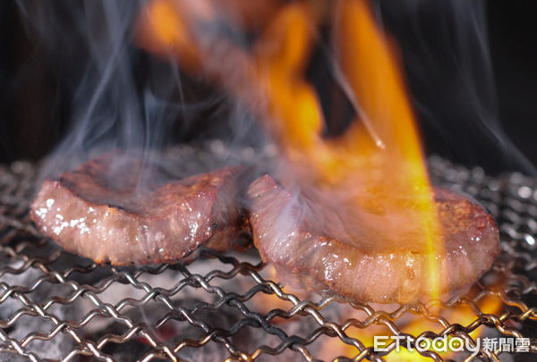 ▲厚切牛舌、牛筋炒飯招牌必吃　牛B燒肉8/15推新菜單「加送和牛菲力」 。（圖／記者黃士原攝）
