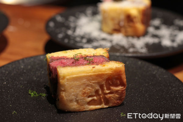 ▲厚切牛舌、牛筋炒飯招牌必吃　牛B燒肉8/15推新菜單「加送和牛菲力」 。（圖／記者黃士原攝）