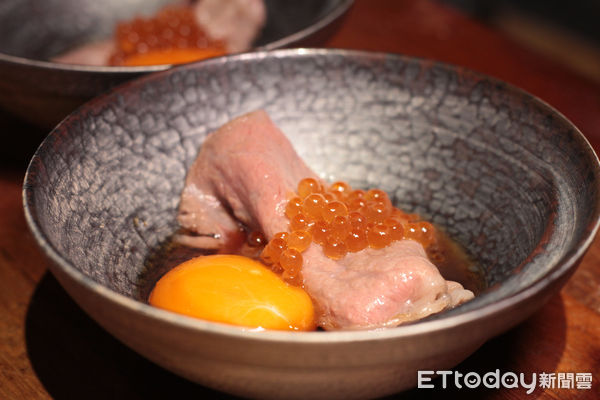 ▲厚切牛舌、牛筋炒飯招牌必吃　牛B燒肉8/15推新菜單「加送和牛菲力」 。（圖／記者黃士原攝）