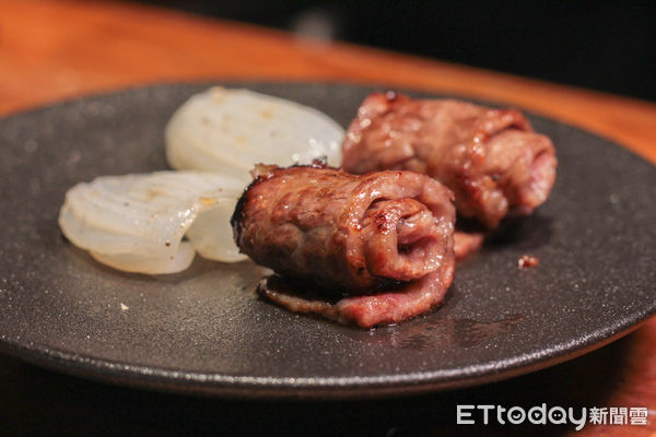 ▲厚切牛舌、牛筋炒飯招牌必吃　牛B燒肉8/15推新菜單「加送和牛菲力」 。（圖／記者黃士原攝）