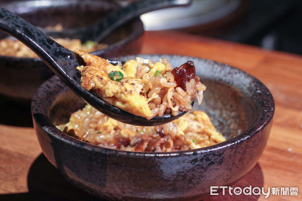 ▲厚切牛舌、牛筋炒飯招牌必吃　牛B燒肉8/15推新菜單「加送和牛菲力」 。（圖／記者黃士原攝）