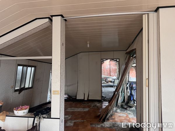 ▲蔡先生家被丹娜絲毀損。（圖／記者蘇晏男攝）