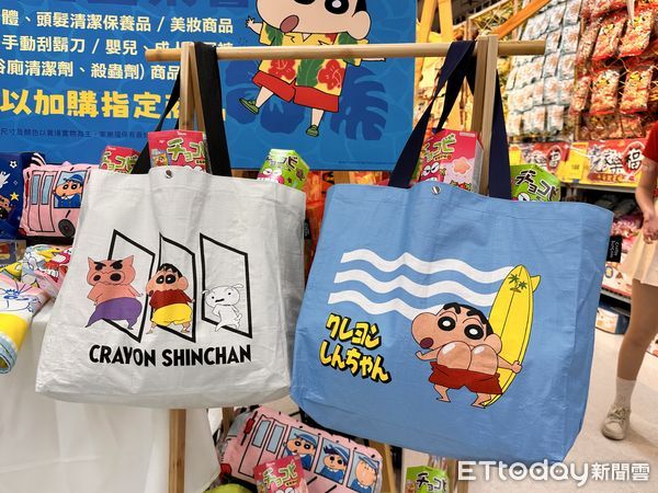 ▲▼家樂福中元檔期開跑，多項獨家、新品零食組合，還有蠟筆小新周邊加購。（圖／記者林育綾攝）