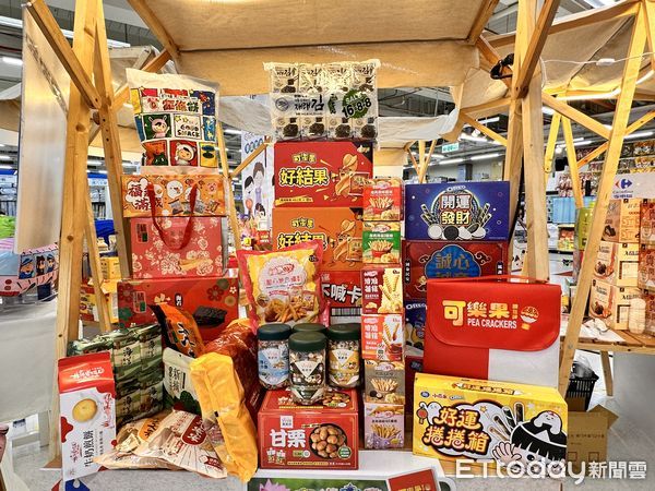 ▲▼家樂福中元檔期開跑，多項獨家、新品零食組合，還有蠟筆小新周邊加購。（圖／記者林育綾攝）