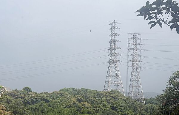 ▲桃園市龜山區一處高壓電塔電線傍晚發生意外事故，一名男子不知高掛電線上。（圖／民眾提供）
