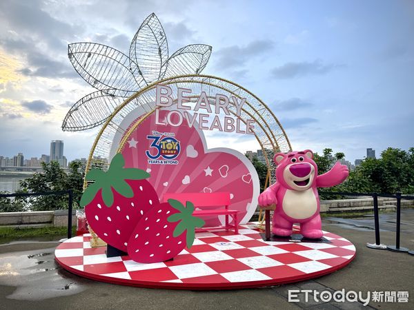 ▲2025大稻埕夏日節今（6日）起正式登場，晚間8點施放煙火，有民眾下午2點就來卡位。（圖／記者彭懷玉攝）