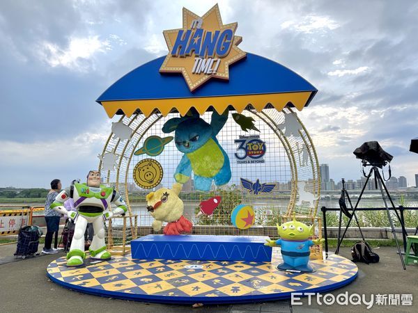 ▲2025大稻埕夏日節今（6日）起正式登場，晚間8點施放煙火，有民眾下午2點就來卡位。（圖／記者彭懷玉攝）