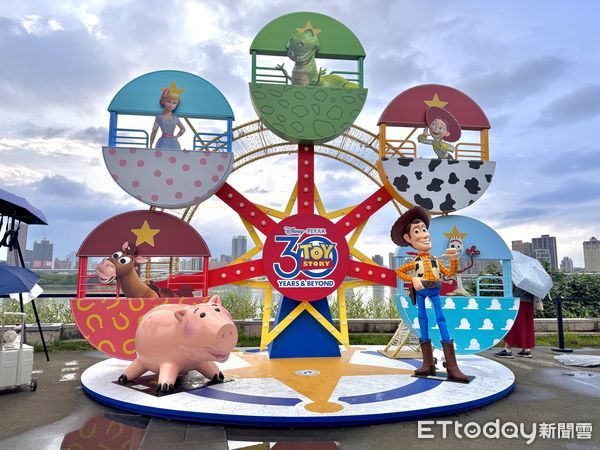 ▲2025大稻埕夏日節今（6日）起正式登場，晚間8點施放煙火，有民眾下午2點就來卡位。（圖／記者彭懷玉攝）