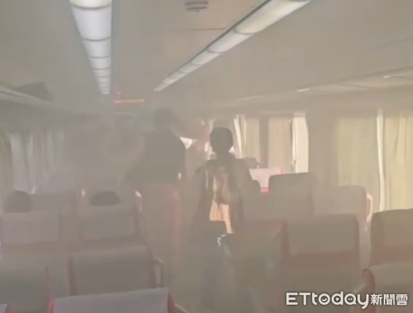 ▲▼台鐵自強號發生旅客行動電源自燃，車廂內煙霧瀰漫。（圖／瀚森先生提供）