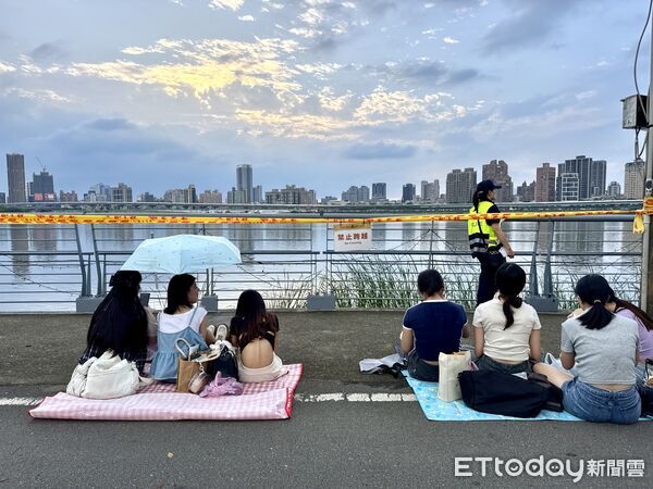 ▲2025大稻埕夏日節今（6日）起正式登場，晚間8點施放煙火，有民眾下午2點就來卡位。（圖／記者彭懷玉攝）