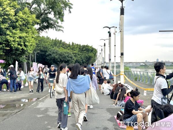 ▲2025大稻埕夏日節今（6日）起正式登場，晚間8點施放煙火，有民眾下午2點就來卡位。（圖／記者彭懷玉攝）