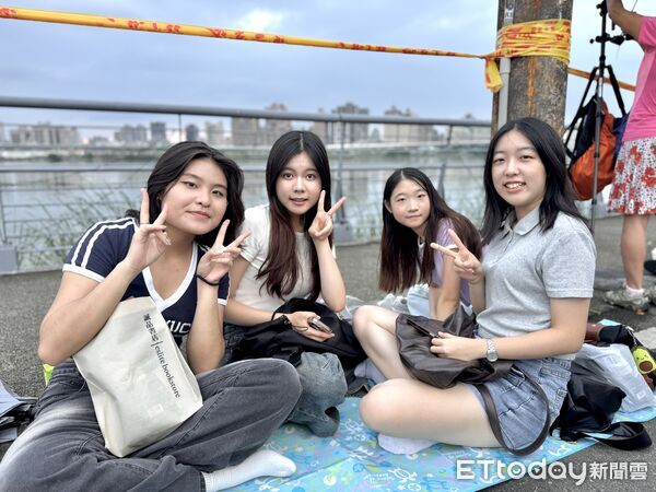 ▲2025大稻埕夏日節今（6日）起正式登場，晚間8點施放煙火，有民眾下午2點就來卡位。（圖／記者彭懷玉攝）