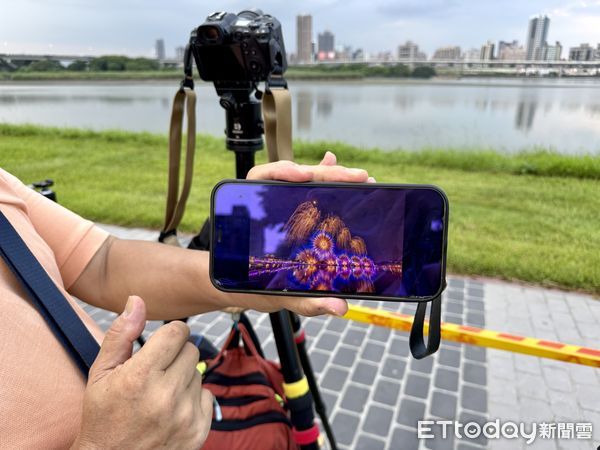 ▲2025大稻埕夏日節今（6日）起正式登場，晚間8點施放煙火，有民眾下午2點就來卡位。（圖／記者彭懷玉攝）