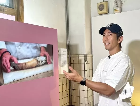 ▲修杰楷挑戰噁心食物博物館。（圖／修TIME提供）