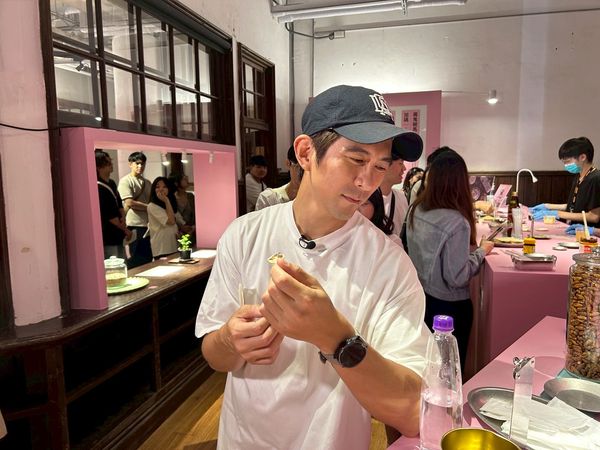 ▲修杰楷挑戰噁心食物博物館。（圖／修TIME提供）