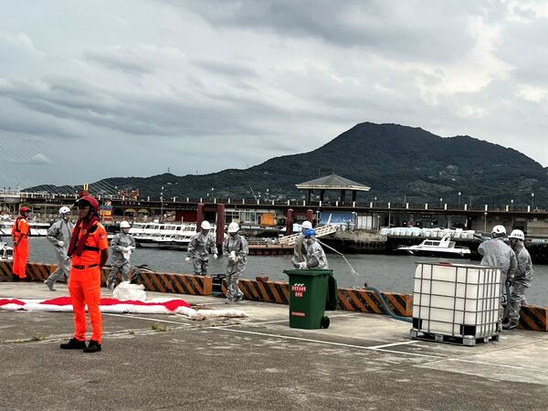 ▲新北淡水河口油污模擬演練。（圖／新北市環保局提供）