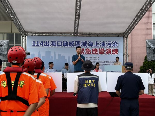 ▲新北淡水河口油污模擬演練。（圖／新北市環保局提供）