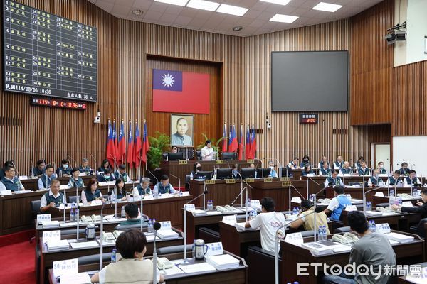 ▲台南市長黃偉哲率領市府團隊列席議會臨時會，報告風災因應與後續補助進度。（記者林東良翻攝，下同）