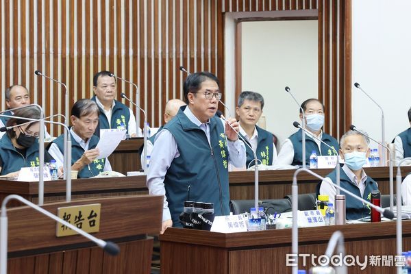 ▲台南市長黃偉哲率領市府團隊列席議會臨時會，報告風災因應與後續補助進度。（記者林東良翻攝，下同）