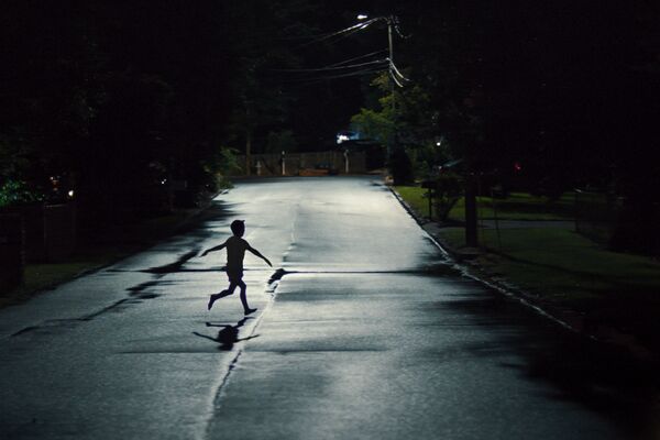 ▲喬許布洛林在新片《凶器》為兒子失蹤一事開嗆老師，火爆場面一觸即發。（圖／華納提供）