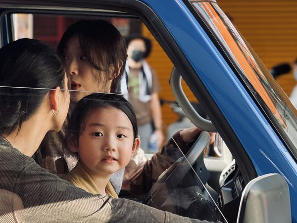 ▲《左撇子女孩》的故事，從蔡淑臻飾演的媽媽帶領兩個女兒從鄉下搬到台北開始。（圖／光年映畫提供）