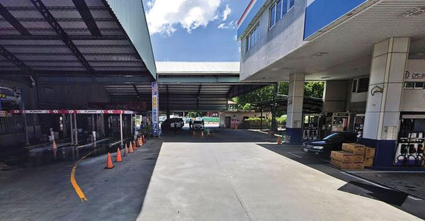 鄺男開車載女童到加油站（圖）附設的洗車場洗車，並趁機將她殺害。（翻攝GoogleMaps）