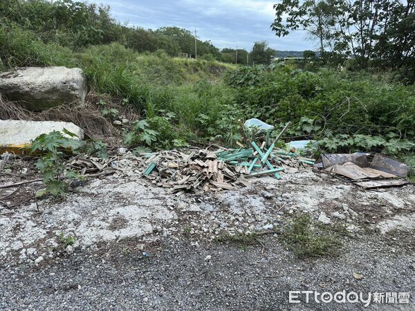 ▲苗栗縣銅鑼鄉防汛道路旁遭亂丟石棉瓦碎片，警方根據一張單據，循線查獲湯姓男子依法送辦。（圖／記者楊永盛翻攝）
